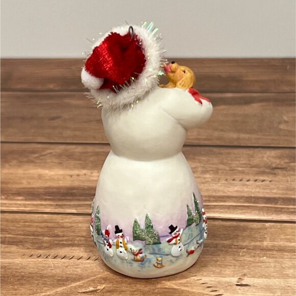 2022 HALLMARK ORNAMENT QXR9113 SNOWTOP LODGE BY CONSTANCE GOODWYN PUPPY SNOWMAN - Picture 7 of 10